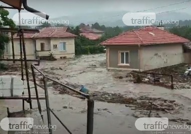 Изключително тежка остава обстановката в района на наводнените села в