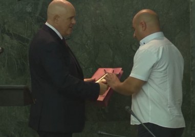 Главният прокурор Иван Гешев награди 7 души помагали на пострадалите