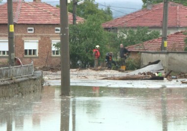 Бедстващ човек е обграден от вода близо до язовир в