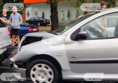 Две коли се удариха на бул Цариградско шосе в Пловдив