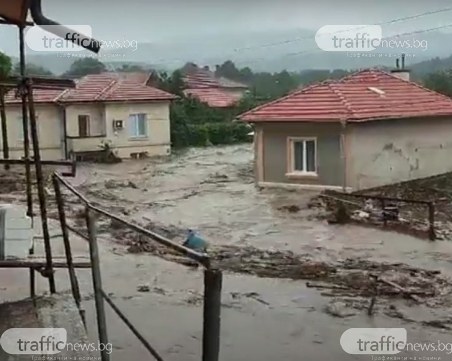 20 души са евакуирани с хеликоптер в Карловско, над 100 военни помагат на пострадалите