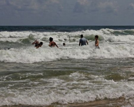 Двама мъже изчезнаха в бурното море край Созопол