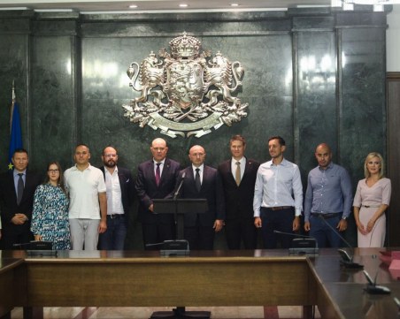 Иван Гешев награди седем българи помагали при катастрофата със сръбския автобус