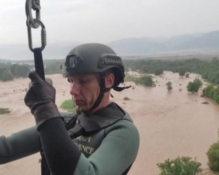 Кадри от хеликоптер показват потопа в Карловско