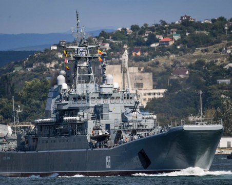 Кораб с украинско зърно блокира Босфора