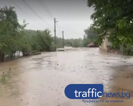 Над два метра вода в дворовете в Богдан, спасиха заклещен човек в автомобил