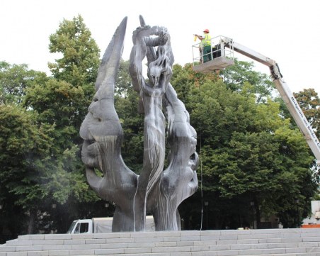 Паметникът на Съединението замириса на… люляк