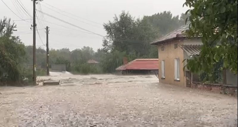 Частично бедствено положение в пет села в Карловско! Скъсала се е дига