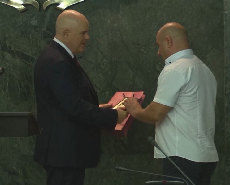 Главният прокурор Иван Гешев награди 7 души, помагали на пострадалите