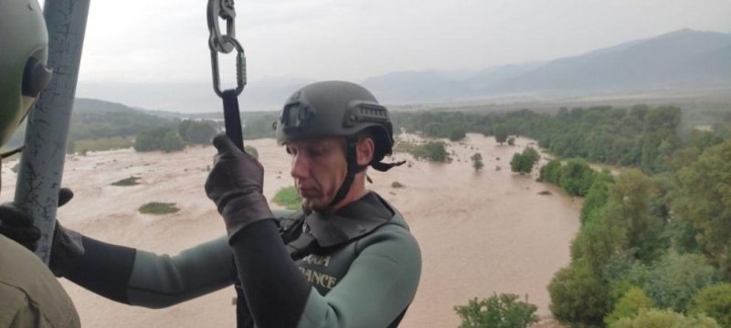 Кадри от хеликоптер показват потопа в Карловско