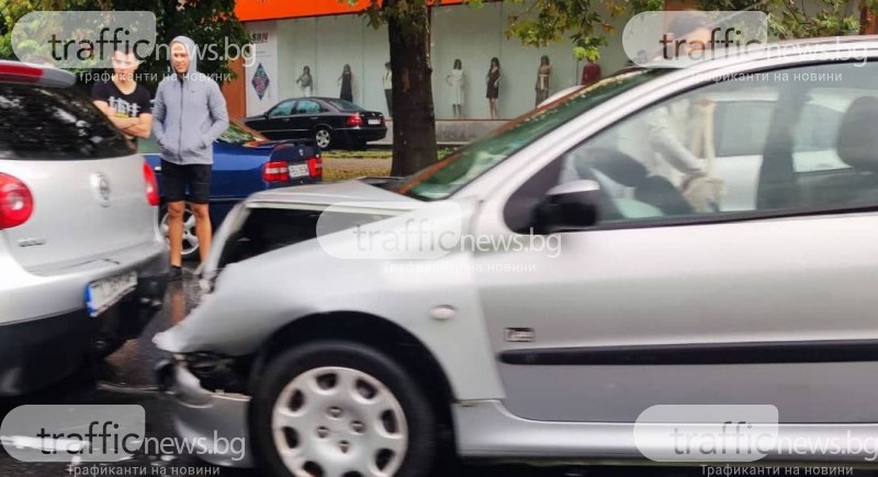Две коли се удариха на бул. Цариградско шосе в Пловдив