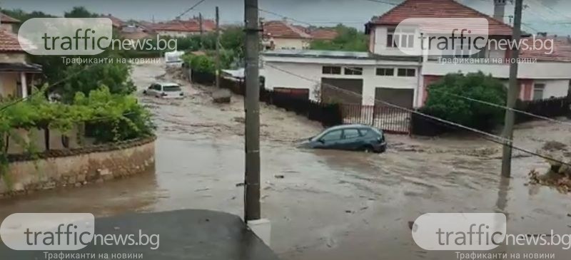 Командироваха два спешни медицинска екипа от Пловдив заради потопа в Карловско