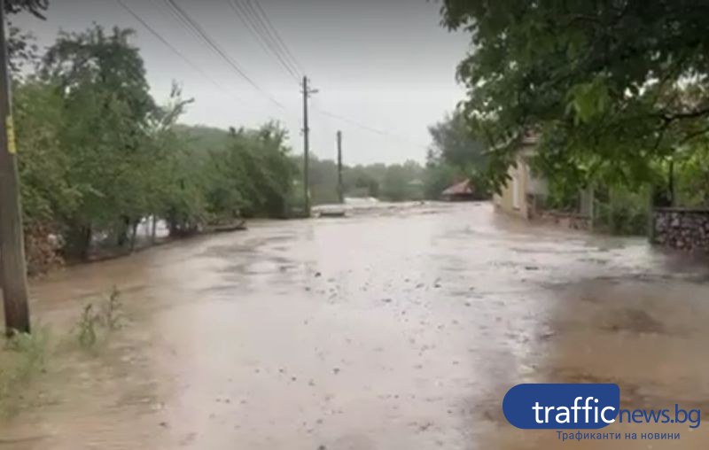 Над два метра вода в дворовете в Богдан, спасиха заклещен човек в автомобил