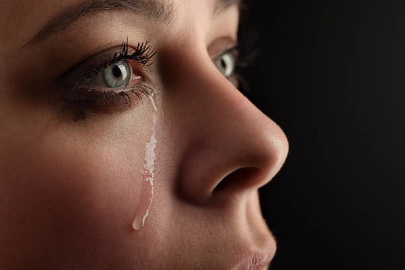 Химическите компоненти на женските сълзи, които рукват под влиянието на