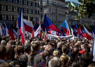 Хиляди хора се събраха на антиправителствен митинг в Прага организиран
