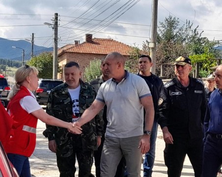 Eкипи на БЧК помагат на пострадалите от наводнението в Карловско