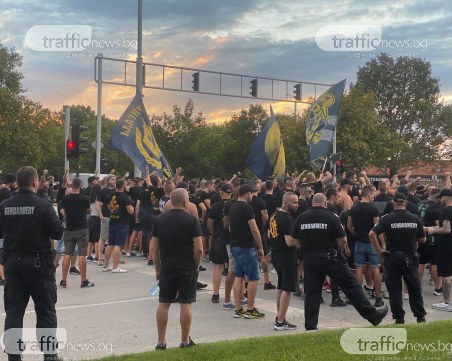 Феновете на Ботев тръгнаха към 