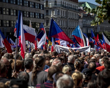 Хиляди на протест в Прага заради скъпия газ