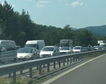 Катастрофа затруднява движението на АМ 