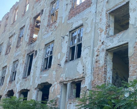 Полицията блокира достъпа до тютюневите складове, спря събарянето