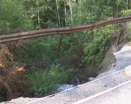 Пропадна шосе в Копривщица, дупката е почти до осевата линия