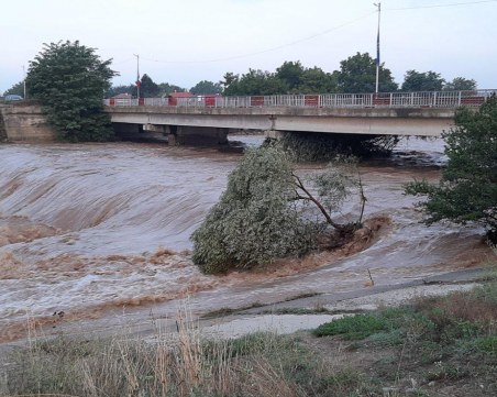 Река Стряма излезе от коритото си, наводнени са земеделски земи
