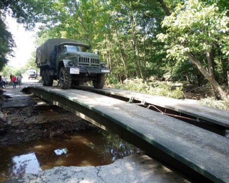 Военните разчистват улици в Карловско, поставят временни мостове