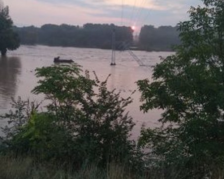 Жителка на Черноземен: Без ток и вода сме, реката подкопава основите на моста