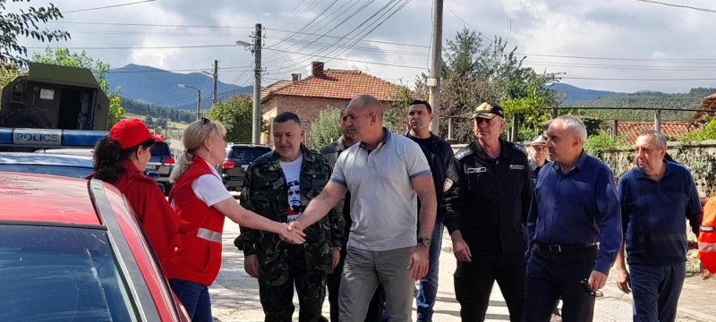 Eкипи на БЧК помагат на пострадалите от наводнението в Карловско