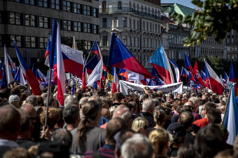 Хиляди хора се събраха на антиправителствен митинг в Прага, организиран