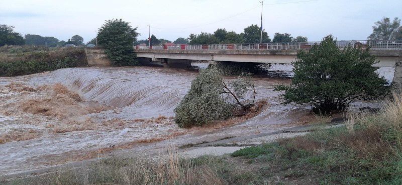 Река Стряма излезе от коритото си, наводнени са земеделски земи