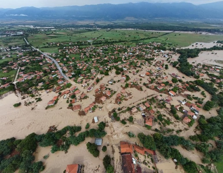 Стопани пострадали от наводненията в района на Карлово могат да подават заявления за подпомагане