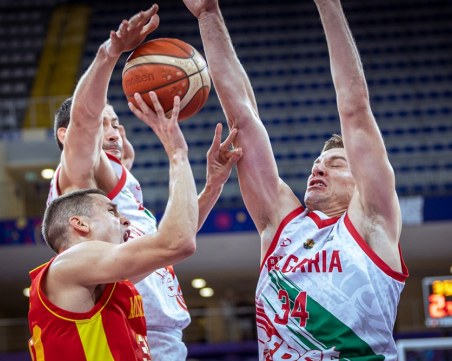 Баскетболните национали загубиха от Черна гора
