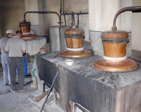 Домашното вино и ракия също по-скъпи тази година