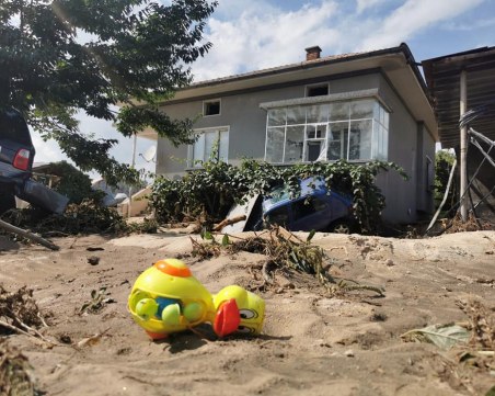 Пловдивската пожарна: Щетите от наводнението в Карловско са огромни, всяка подадена ръка е безценна