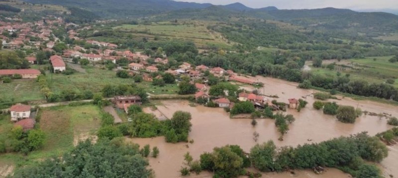 ВиК Пловдив: Работим по отстраняване на авариите, причинени от наводнението в Карловско