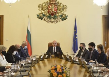 Служебното правителство и президентът Румен Радев започват смяната на българските
