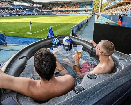 Ето така се гледа мач!