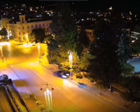 Младеж загуби контрол, помете дърво и се вряза с колата си в спирка