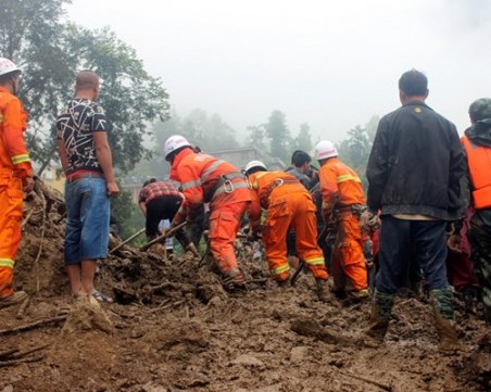 Земетресение с магнитуд 6,8 разтърси Китай