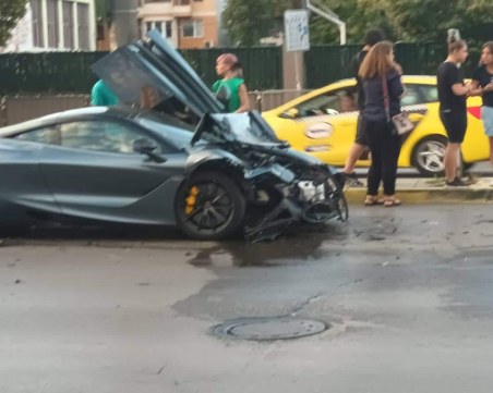 Млад шофьор потроши Макларън в центъра на София