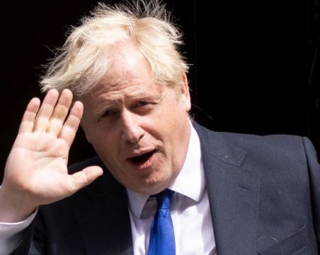 На тръгване от Даунинг стрийт, Джонсън: Край, приятели! Обещавам подкрепа за за Лиз Тръс