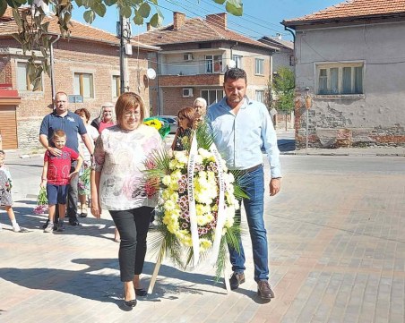 С полагане на венци и цветя беше отбелязан Денят на Съединението в община 