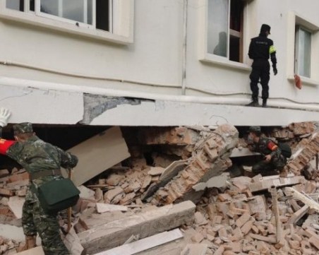 В надпревара с времето: Спасители се опитват да намерят оцелели след земетресението в Китай