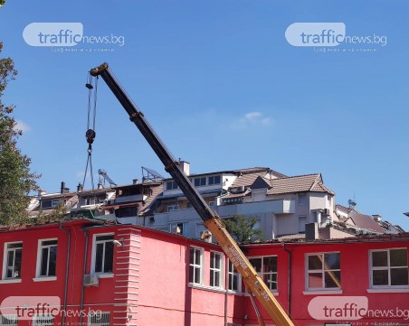 В празничния ден: Работници отстраняват изгорелия покрив на училище