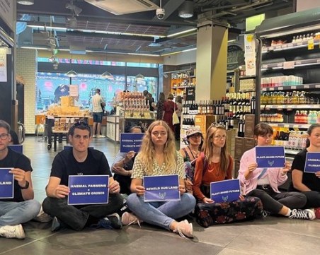 Вегани блокират достъпа на клиенти, желаещи мляко, в четири британски града