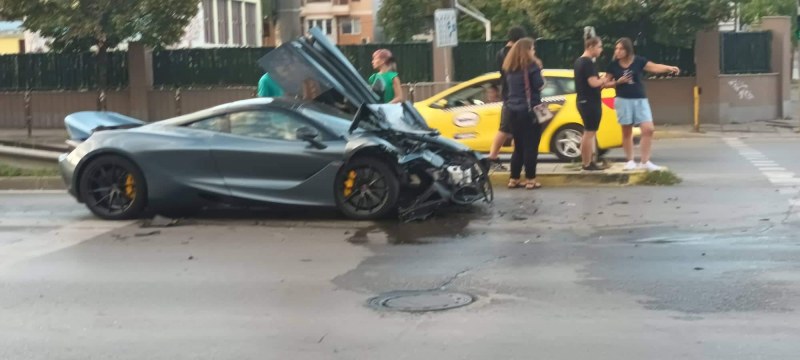 Млад шофьор потроши Макларън в центъра на София