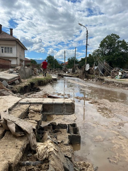 Над 320 къщи са пострадали от наводненията в Карловоско, ще вдигат отново разрушените