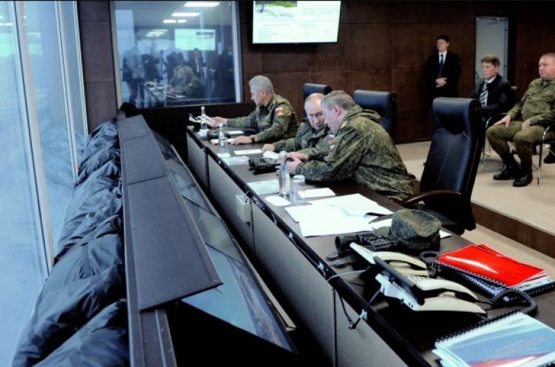 Путин и Шойгу на военно учение на хиляди километри от Украйна