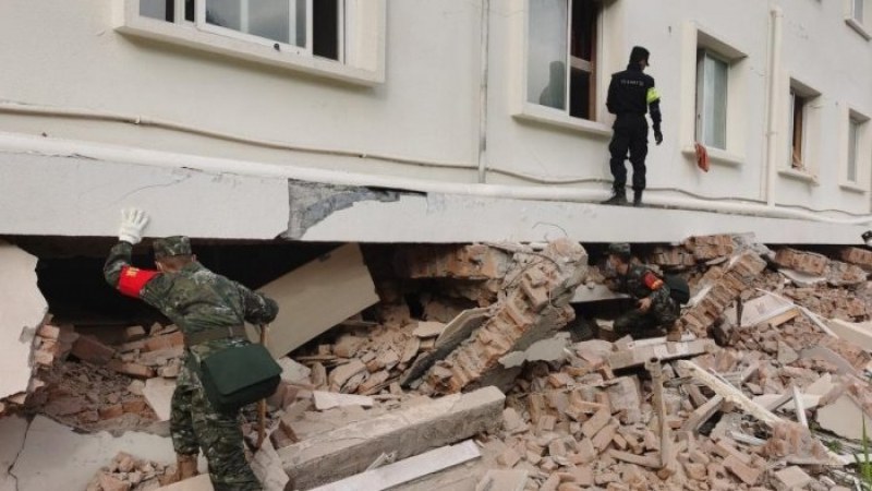 В надпревара с времето: Спасители се опитват да намерят оцелели след земетресението в Китай